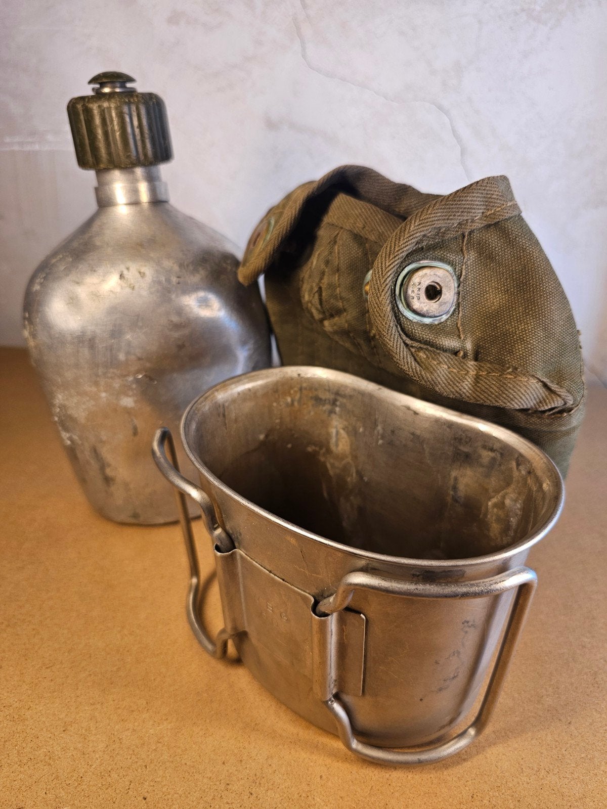 KL veldfles aluminium 1969 met hoes en beker, Verzamelen, Ophalen of Verzenden, Landmacht, Nederland, Overige typen