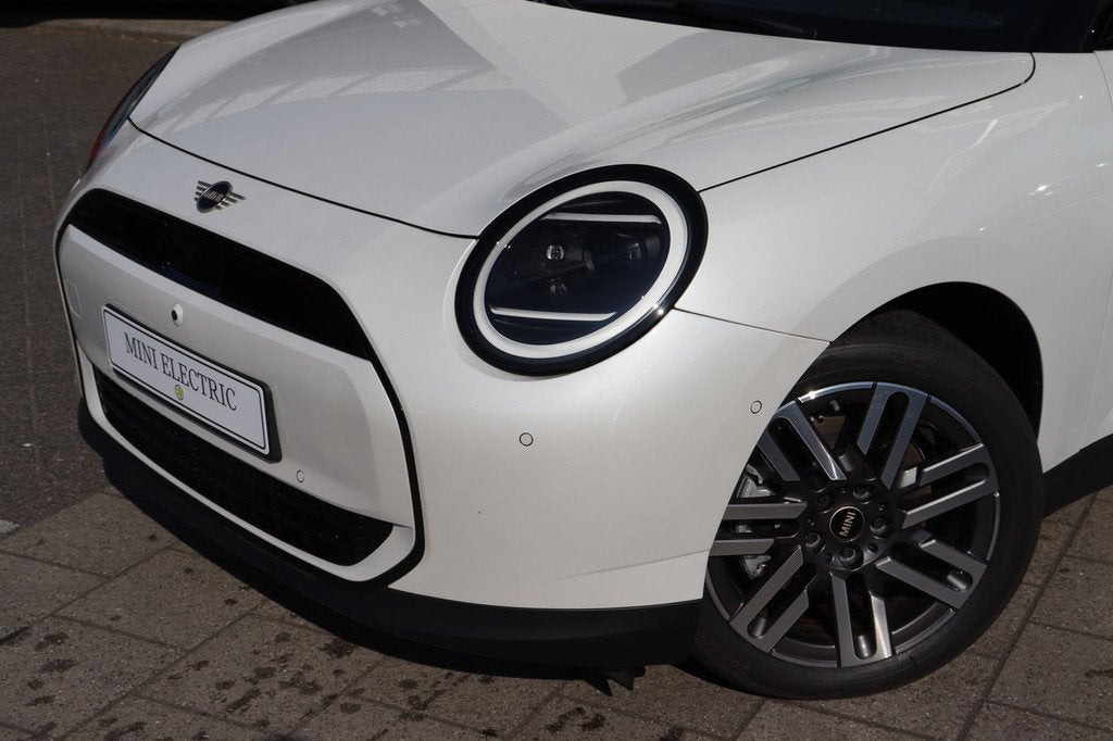 MINI Hatchback Cooper E / Classic / Pakket L / 17 inch Paral, Auto's, Stof, Zwart, 4 stoelen, Wit