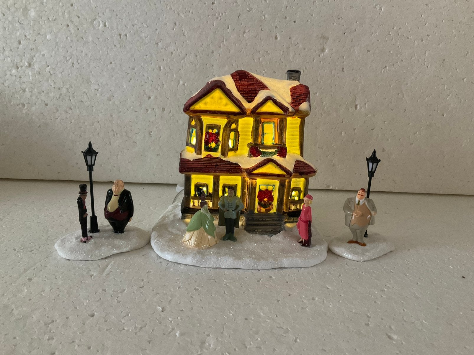 Kerstdorp huis met Disney figuren van prinses en de kikker, Verzamelen, Disney, Ophalen of Verzenden, Overige figuren, Zo goed als nieuw