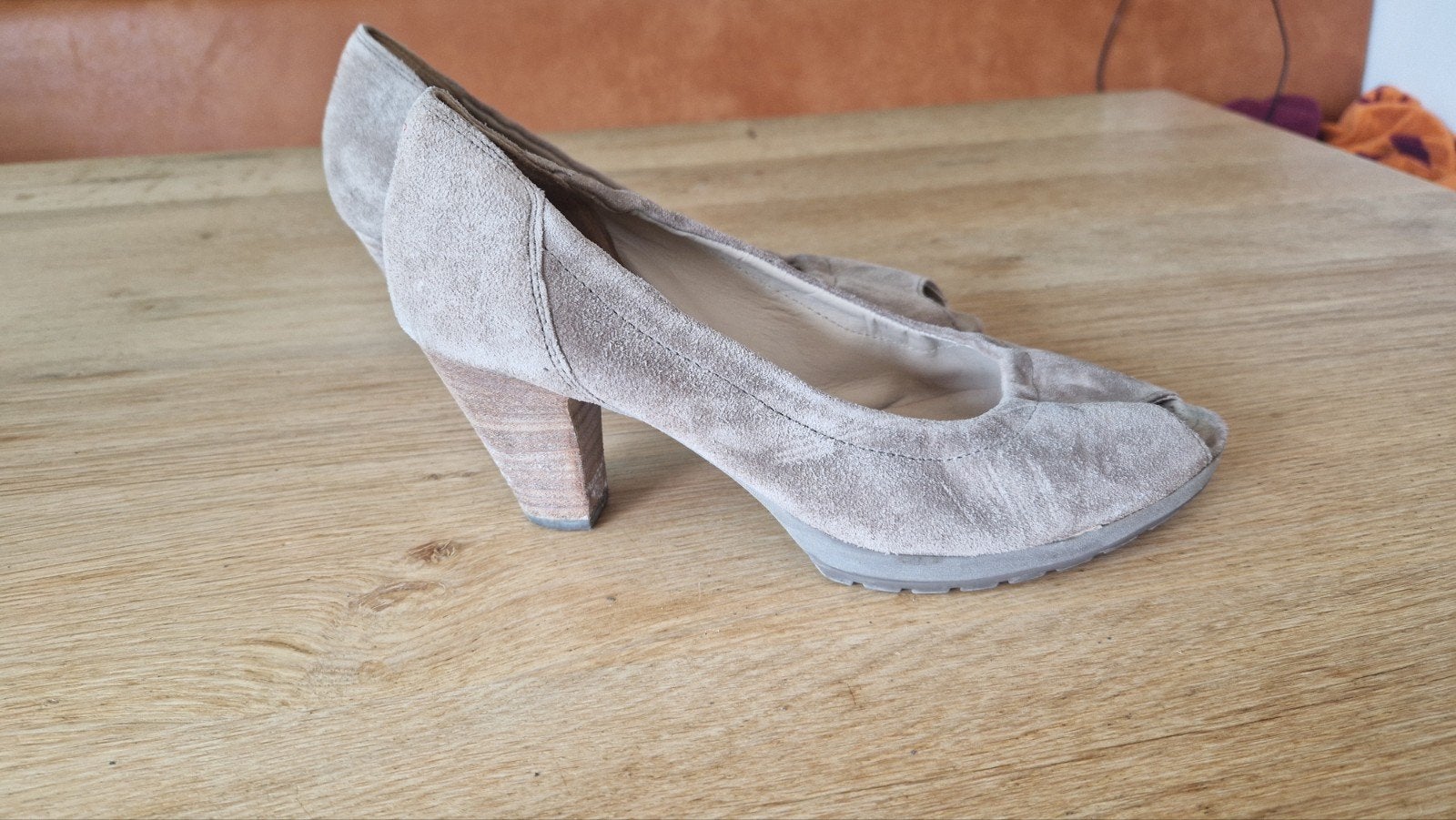 HÖGL suède pumps met open teen, maat 39-40 (UK 6), Pumps, Beige, Ophalen of Verzenden, HÖGL