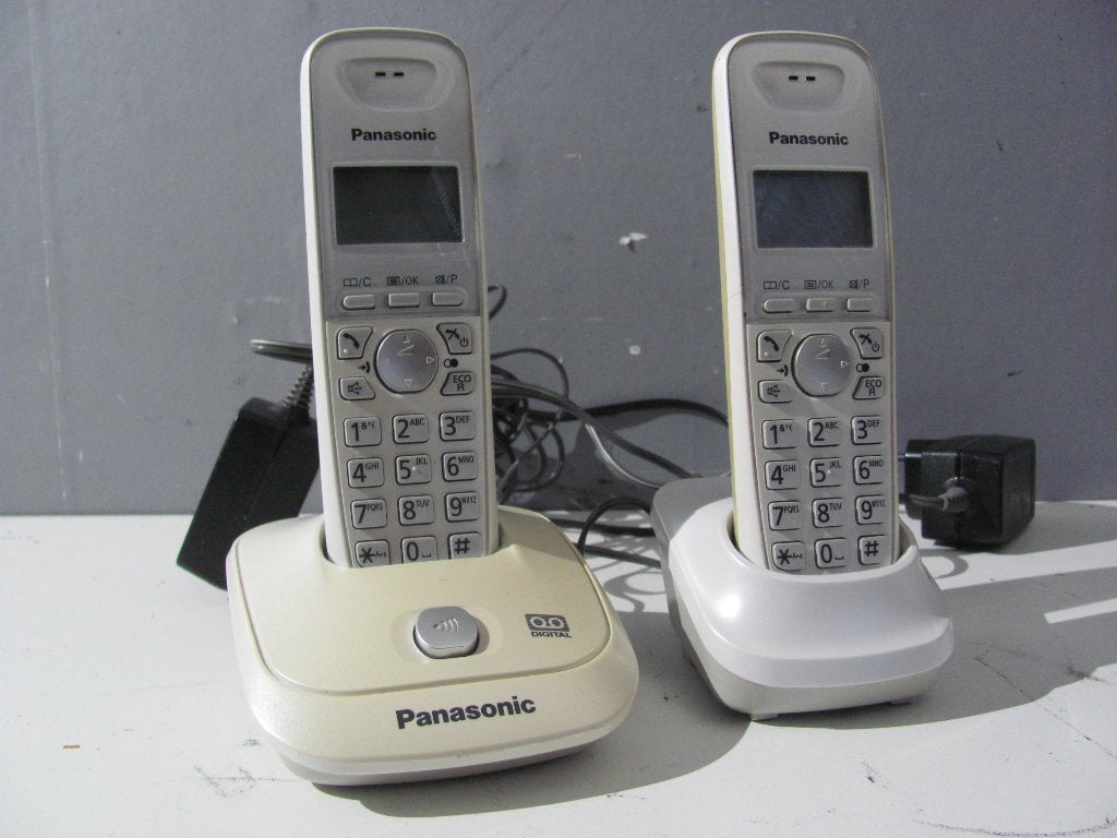 Panasonic KX-TG2521NL met laders/batterijen beetje vergeeld, Ophalen of Verzenden, Gebruikt, 2 handsets, Stralingsarm