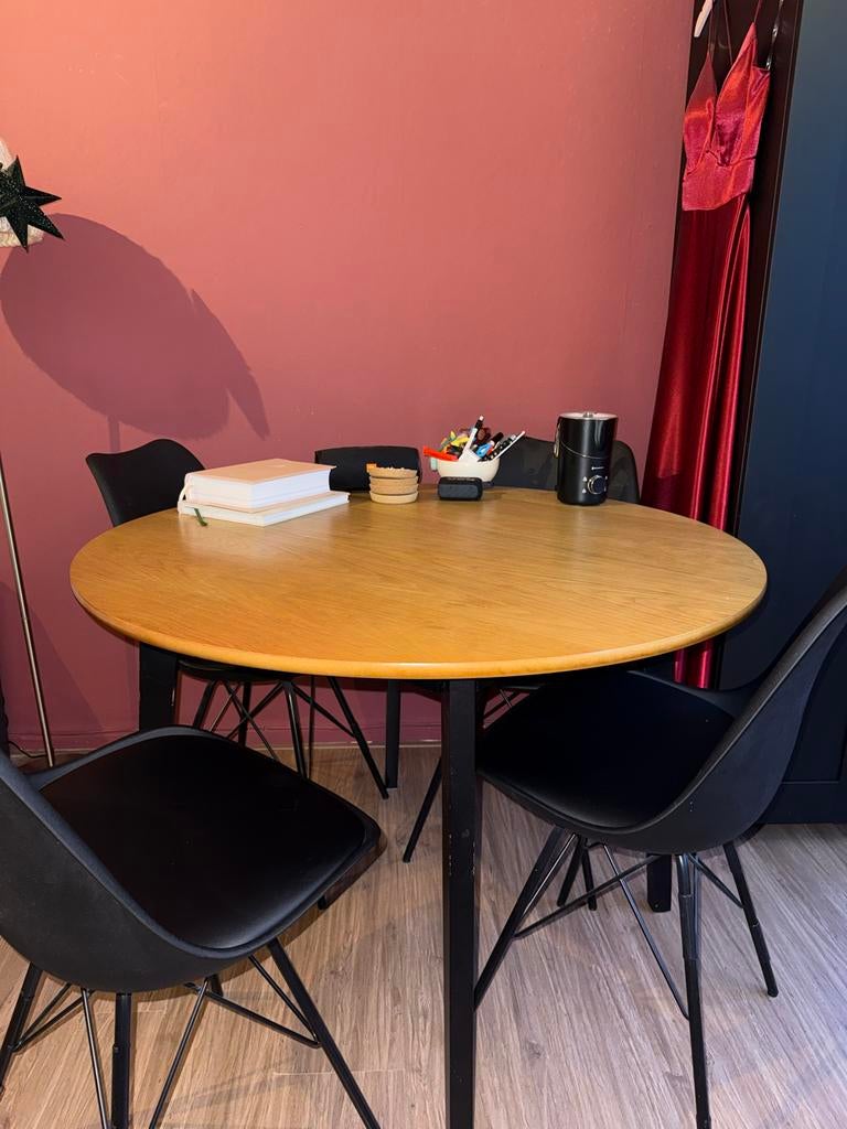 Jysk eettafel met 4 zwarte stoelen - 100-110 cm, Huis en Inrichting, Tafels | Eettafels, Ophalen, Gebruikt, 100 tot 150 cm, Rond