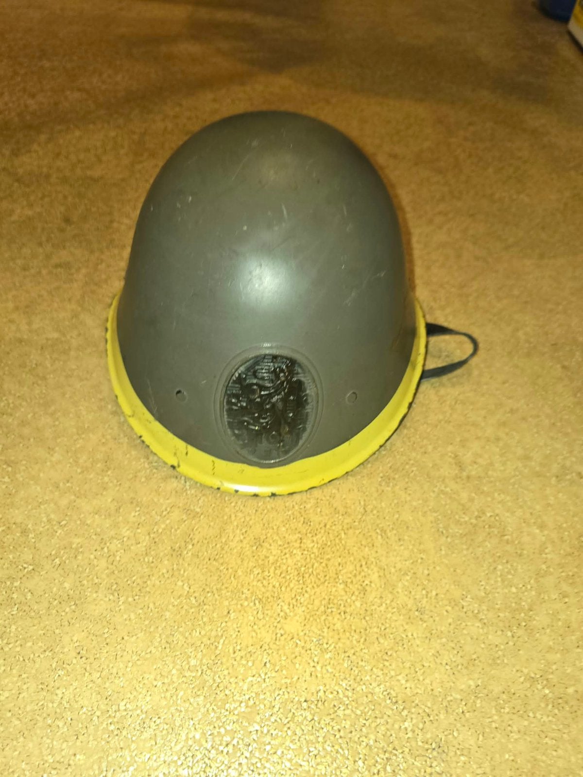Te koop militaria ijzer helm, Ophalen of Verzenden, Landmacht, Nederland, Helm of Baret