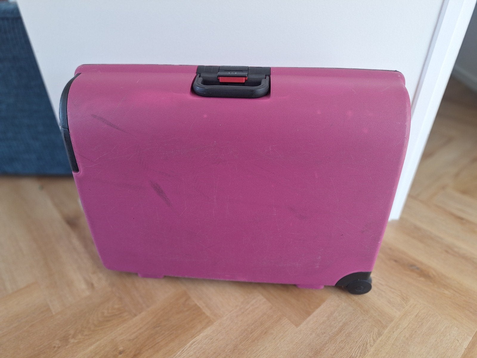 Roze harde koffer met cijferslot en wieltjes, Ophalen, Gebruikt, 50 tot 60 cm, Hard kunststof