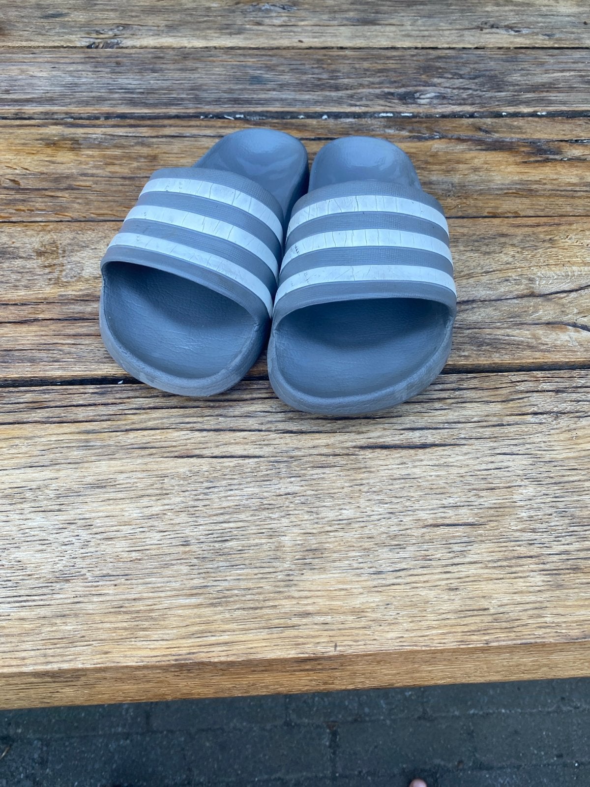 Adidas Adilette slippers maat 39, Ophalen of Verzenden, Gedragen, Grijs, Slippers