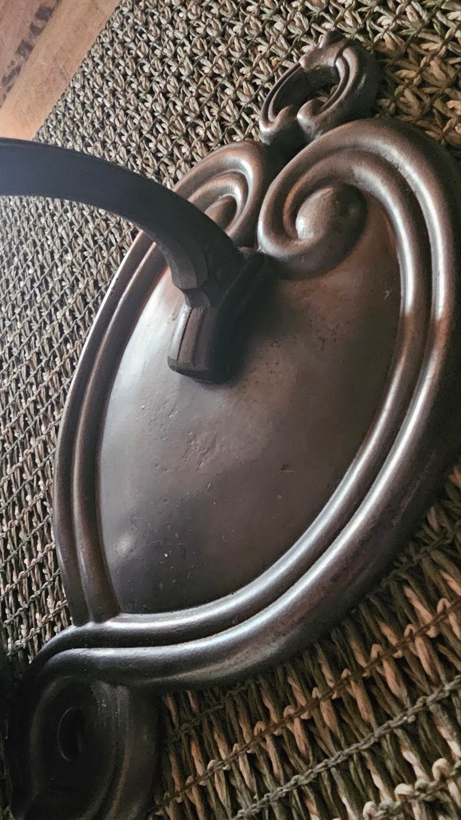 Antieke gietijzeren wandlamp met decoratieve beugel, Ophalen of Verzenden