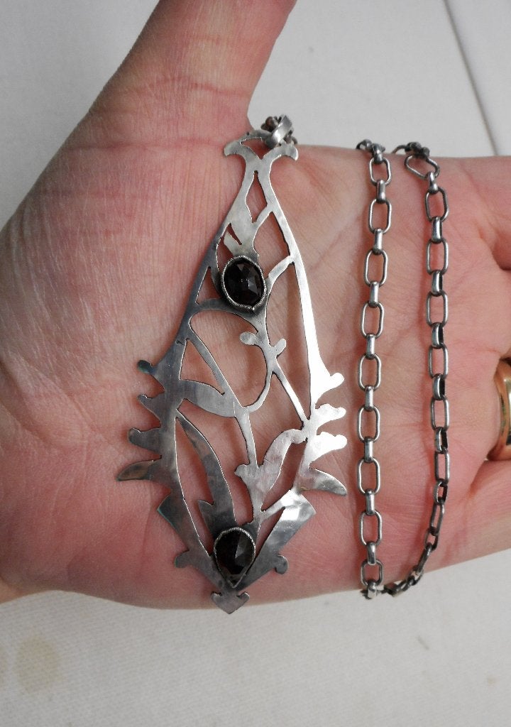 Zilveren ketting met antieke hanger met granaat nr.1601