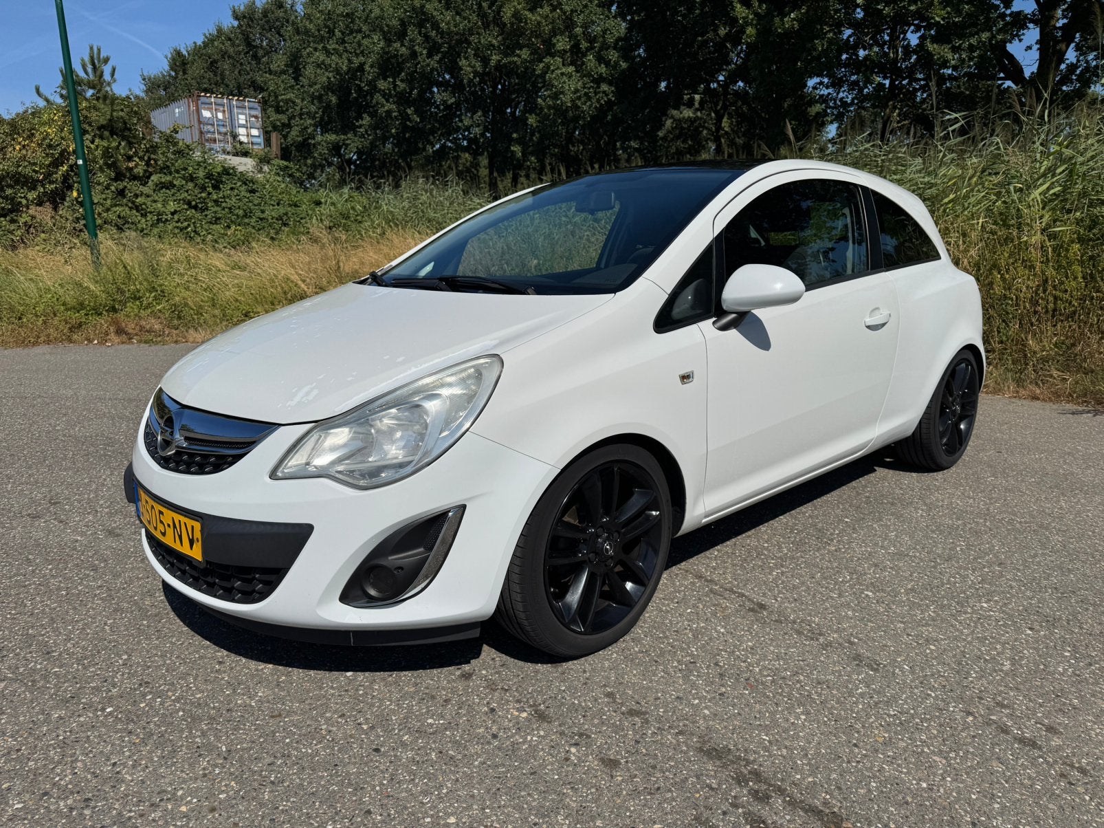Opel Corsa 1.4-16V 3D 2011 (APK TOT 17-09-2027!), Voorwielaandrijving, 40 €/maand, 4 cilinders, Wit