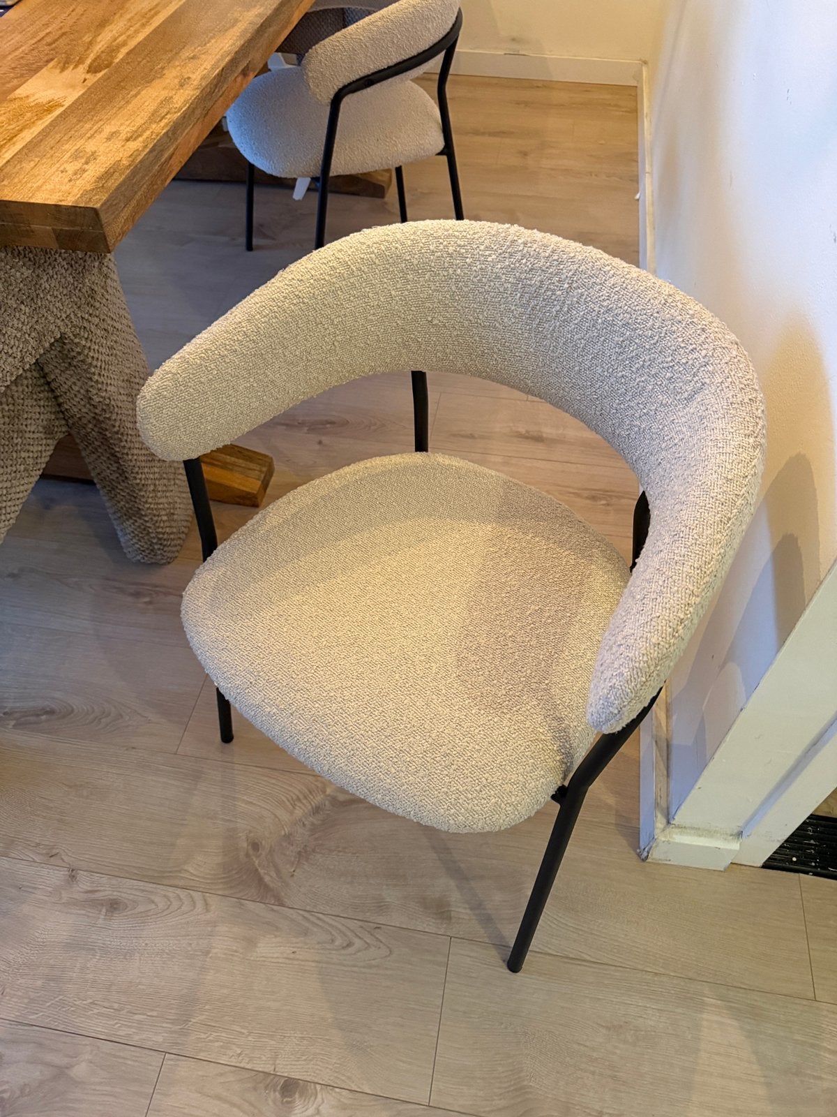 Boucle eetkamerstoelen met zwart metalen frame, Huis en Inrichting, Stoelen, Ophalen, Twee, Overige kleuren, Zo goed als nieuw