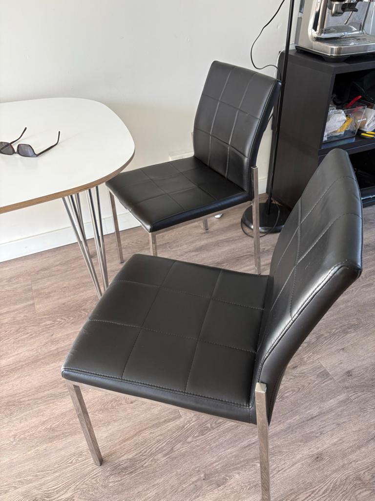 Set van 4 zwarte eetkamerstoelen met metalen poten, Huis en Inrichting, Stoelen, Ophalen, Gebruikt, Zwart, Vier