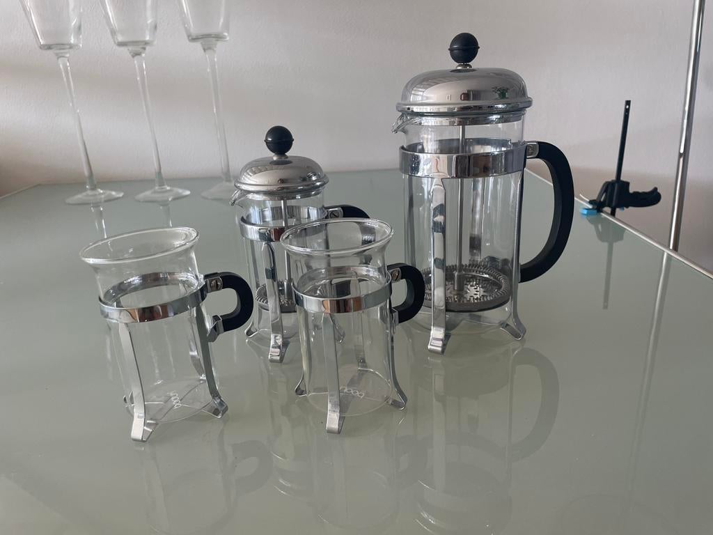 2 Bodum cafetières en 2 bodum glazen., Ophalen, Glas of Glazen, Overige stijlen, Glas