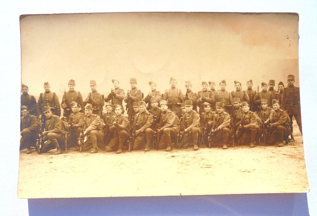 Oude fotokaart Nederlandse militairen gewapend met karabijn, Verzamelen, Ophalen of Verzenden, Voor 1920, Ongelopen, Zuid-Holland