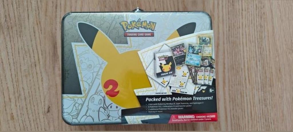 Pokemon celebrations collector chest nieuw, Ophalen of Verzenden, Nieuw, Zwart
