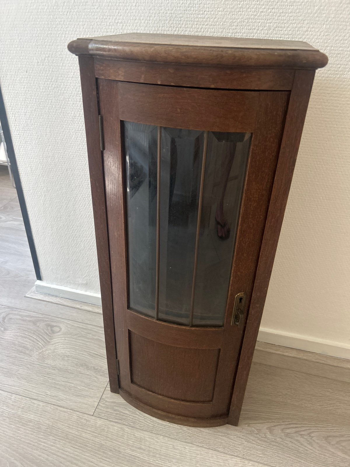 Antiek houten hoekkastje met geslepen glas, Antiek en Kunst, Antiek | Meubels | Kasten, Ophalen