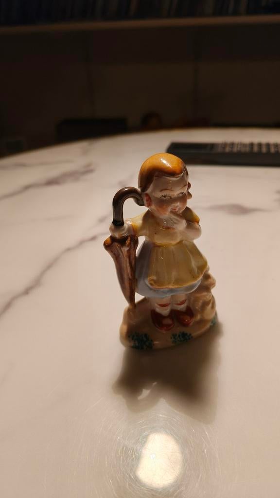 Vintage porseleinen beeldje meisje met paraplu, Ophalen of Verzenden, Gebruikt, Mens