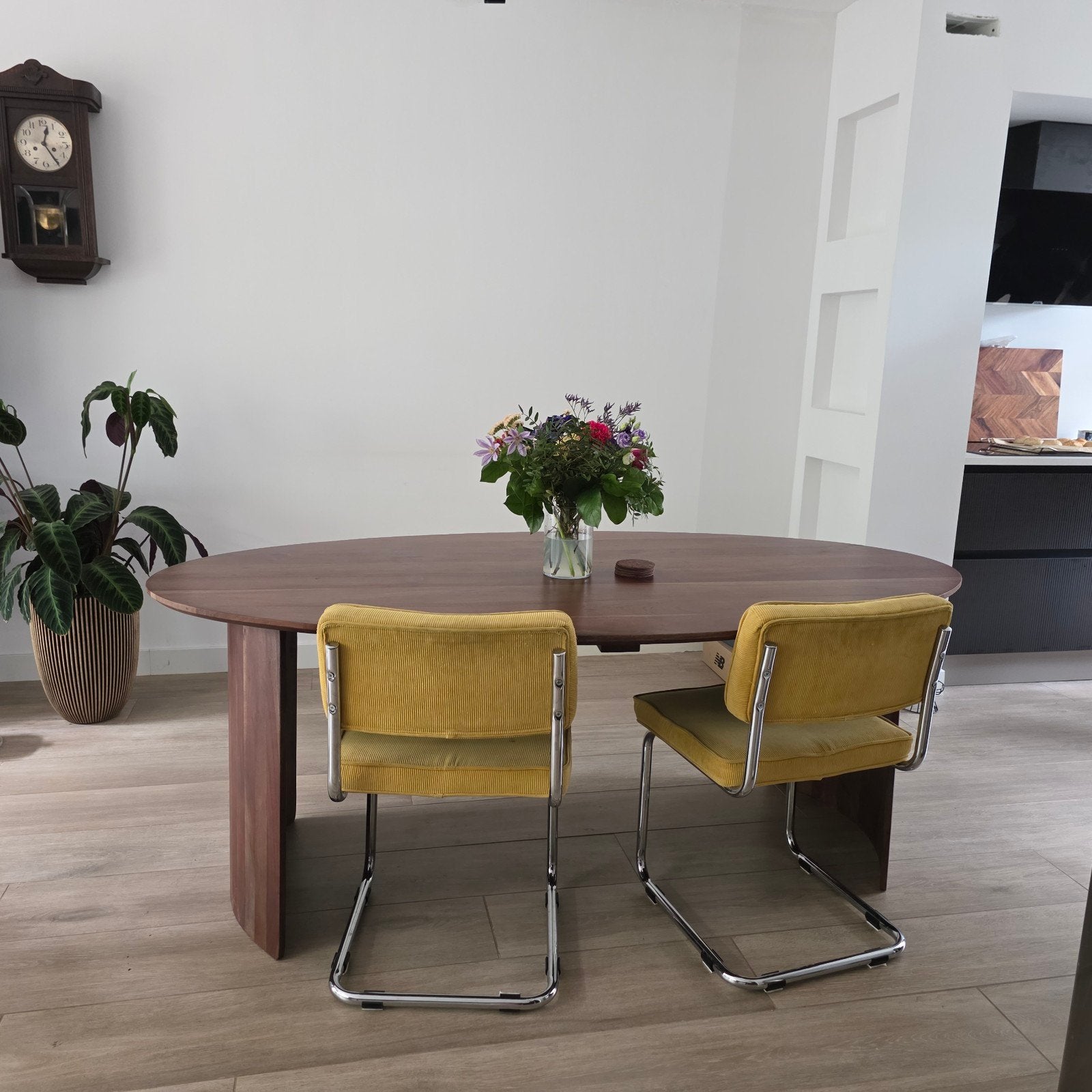 Ovale eettafel van massief mango hout - 200x110 cm, Ophalen, 100 tot 150 cm, Modern, Robuust,, Zo goed als nieuw