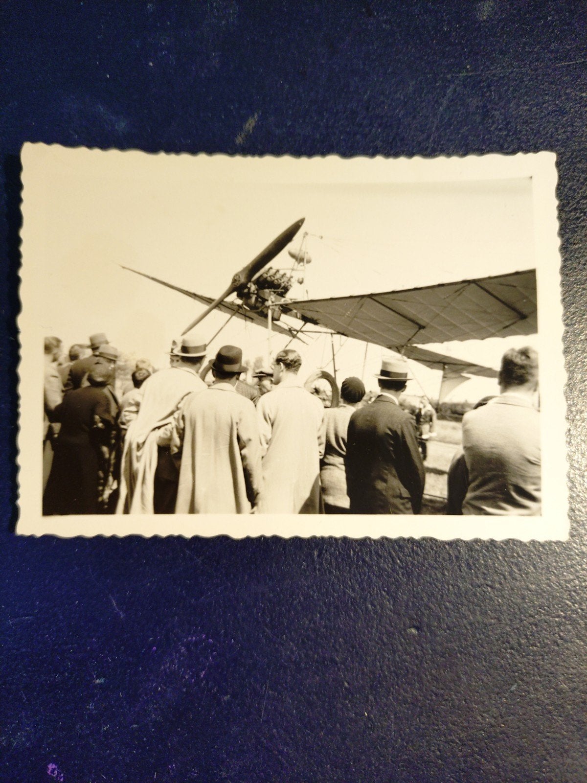 Vintage foto: Mensen bij een vliegtuig, ca. 1920-1930, Ophalen of Verzenden, Voor 1940, Gebruikt, Overige onderwerpen