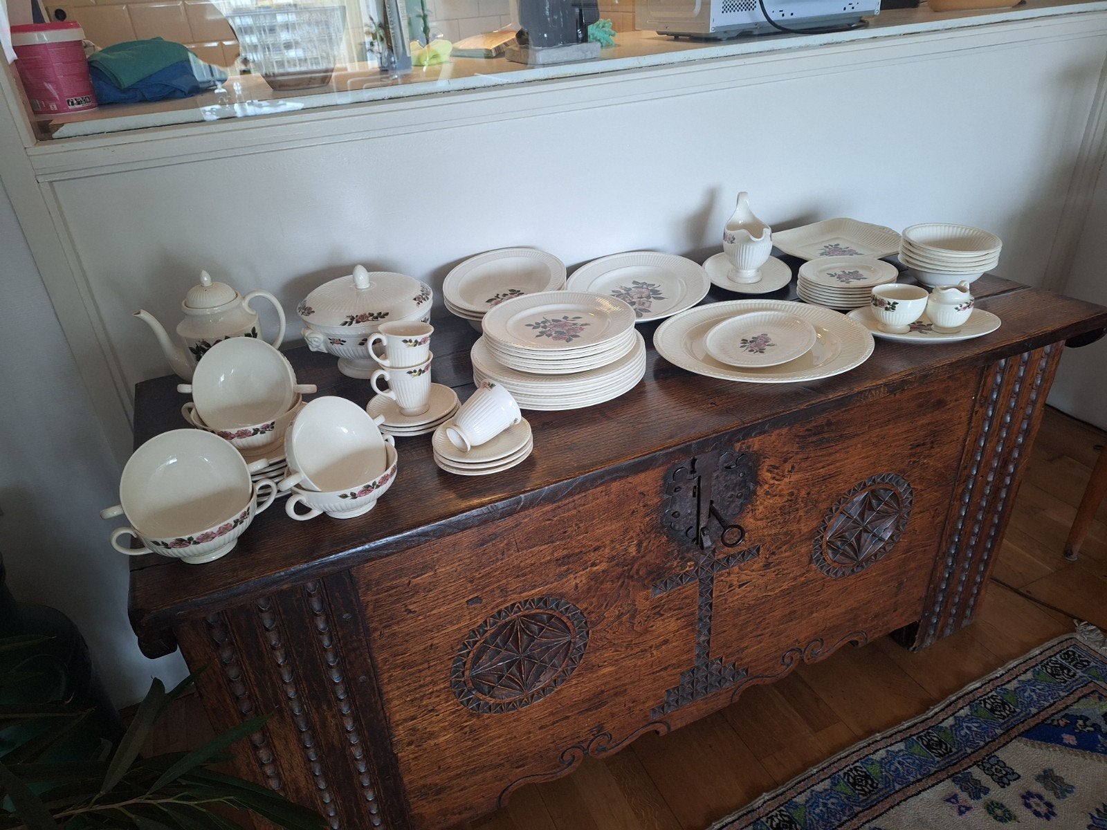 Uitgebreid Wedgwood Briar Rose servies, Ophalen
