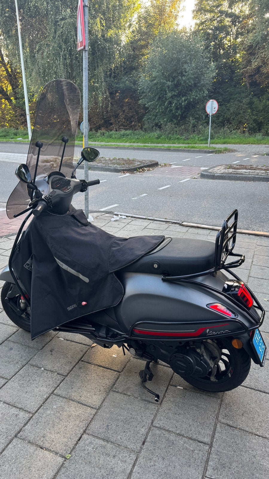 Vespa Sprint 2024 – Mat Grijs | Bomvol opties | 13.xxx km, Fietsen en Brommers, Ophalen, Vespa S, Zo goed als nieuw, Benzine
