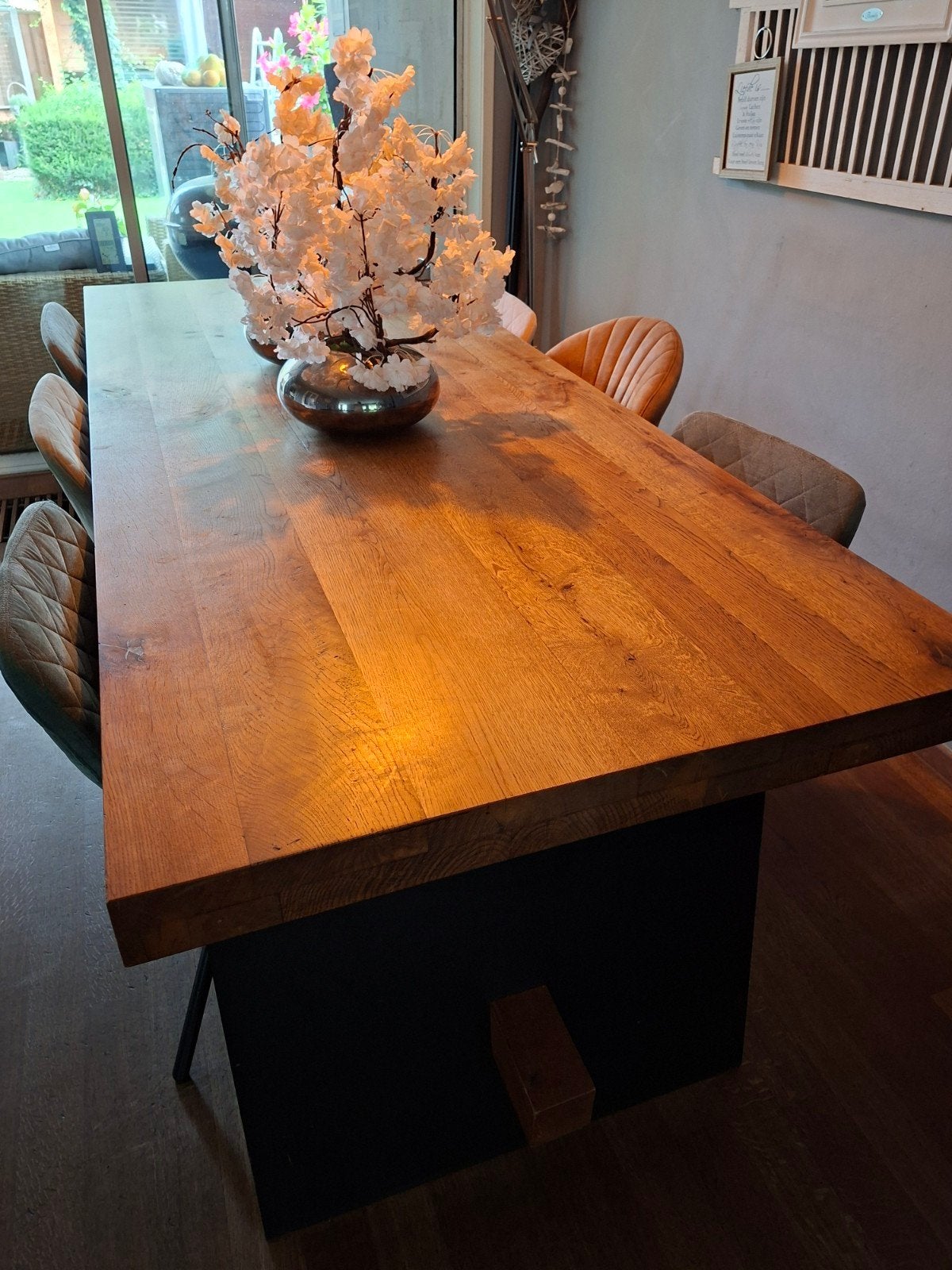 Foto 5 van Robuuste eettafel van eikenhout met metalen onderstel