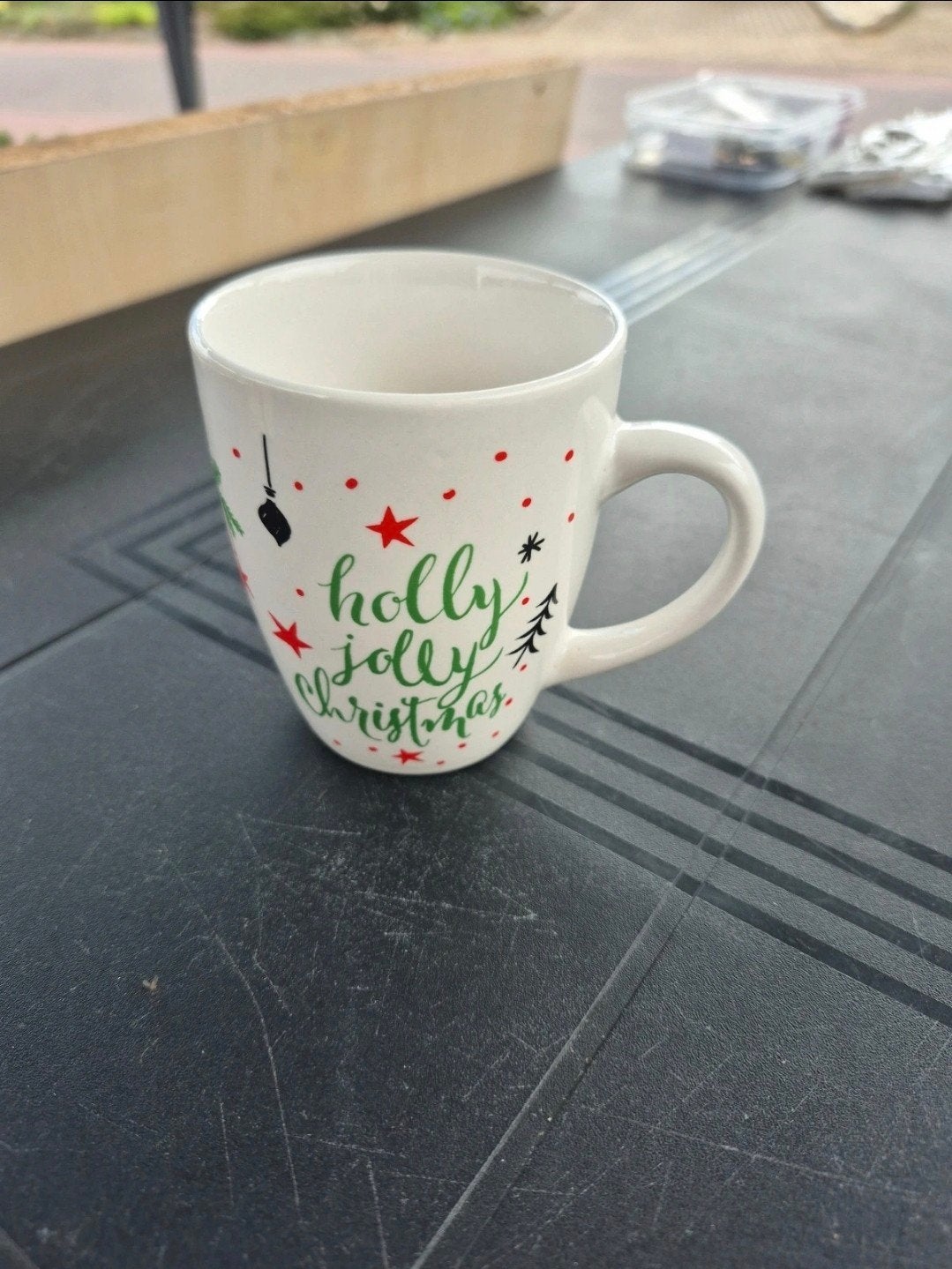 Kerstmok met 'Merry Christmas' en 'Holly Jolly Christmas', Keramiek, Ophalen of Verzenden, Zo goed als nieuw, Overige stijlen