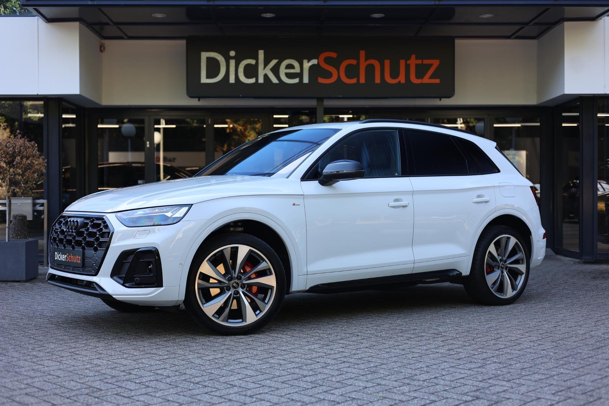 Audi Q5 55 TFSIe Competition Pano | Trekhaak | Massage | Hea, Auto's, Audi, Automaat, Parkeerassistent, 14 kWh, Gebruikt