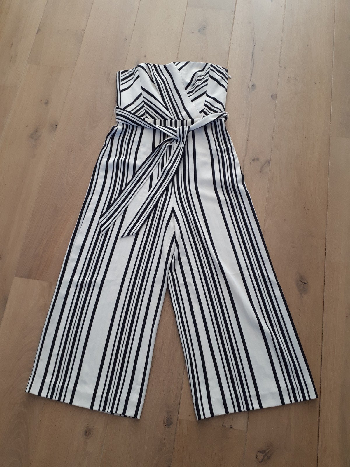 H&M Jumpsuit Zwart-Wit Gestreept Maat 36, Kleding | Dames, Jumpsuits, H&M, Zwart, Ophalen of Verzenden, Zo goed als nieuw