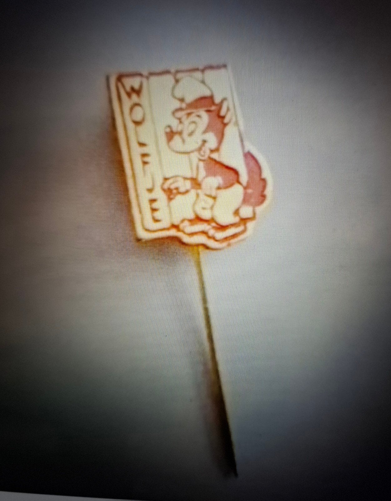 Speldje Wolfje, Ophalen of Verzenden, Zo goed als nieuw, Figuurtje, Speldje of Pin