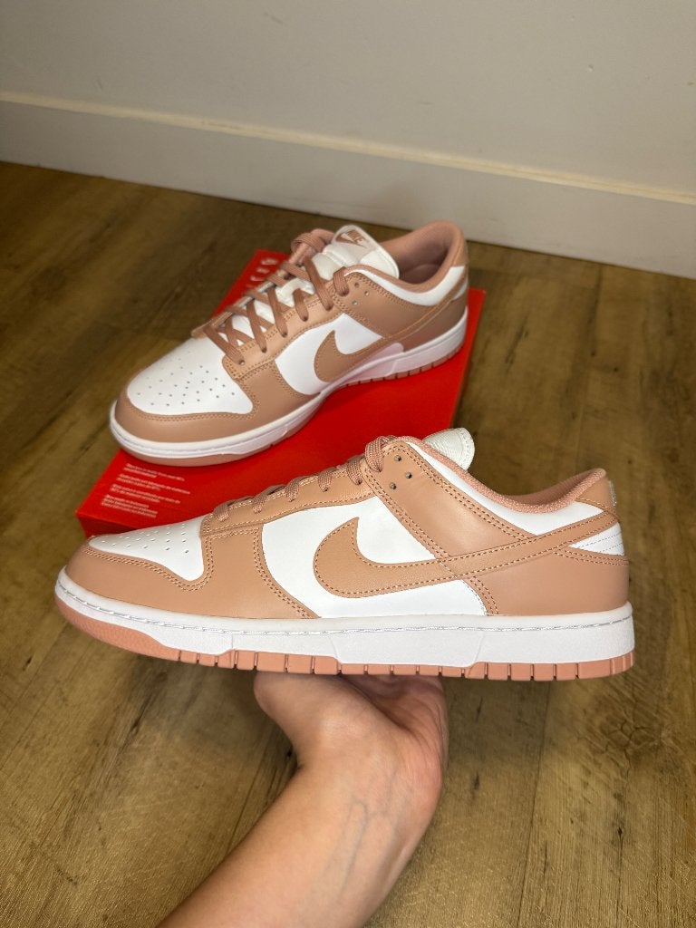 Nike Dunk Low 'Rose Whisper' - Nieuw in doos, Kleding | Heren, Schoenen, Overige kleuren, Verzenden, Nike, Nieuw
