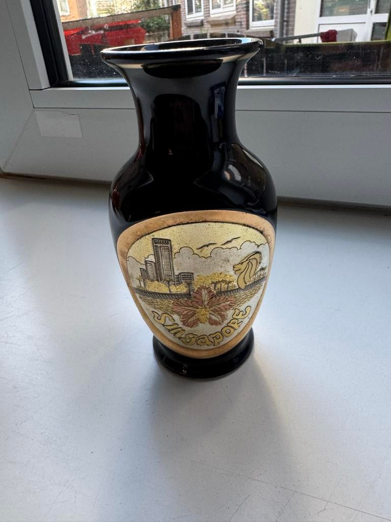 Zwarte Singapore Souvenir Vaas met Gouden Details, Ophalen of Verzenden