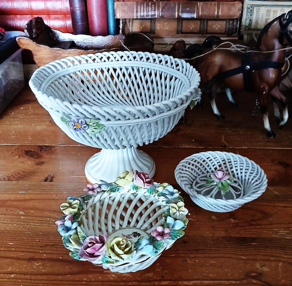 Capodimonte bassano mandjes vlechtwerk Italy porselein, Antiek en Kunst, Curiosa en Brocante, Ophalen of Verzenden