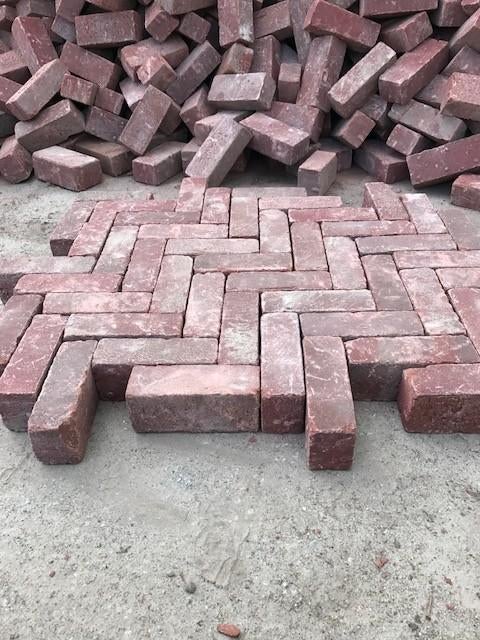 ZGAN hard gebakken dikformaat klinkers rood/paars op pallet, Keramiek, Klinkers, DeStenenMan, Zo goed als nieuw