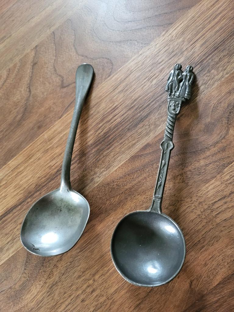 2 tinnen lepels, waaronder een bruidslepel., Ophalen