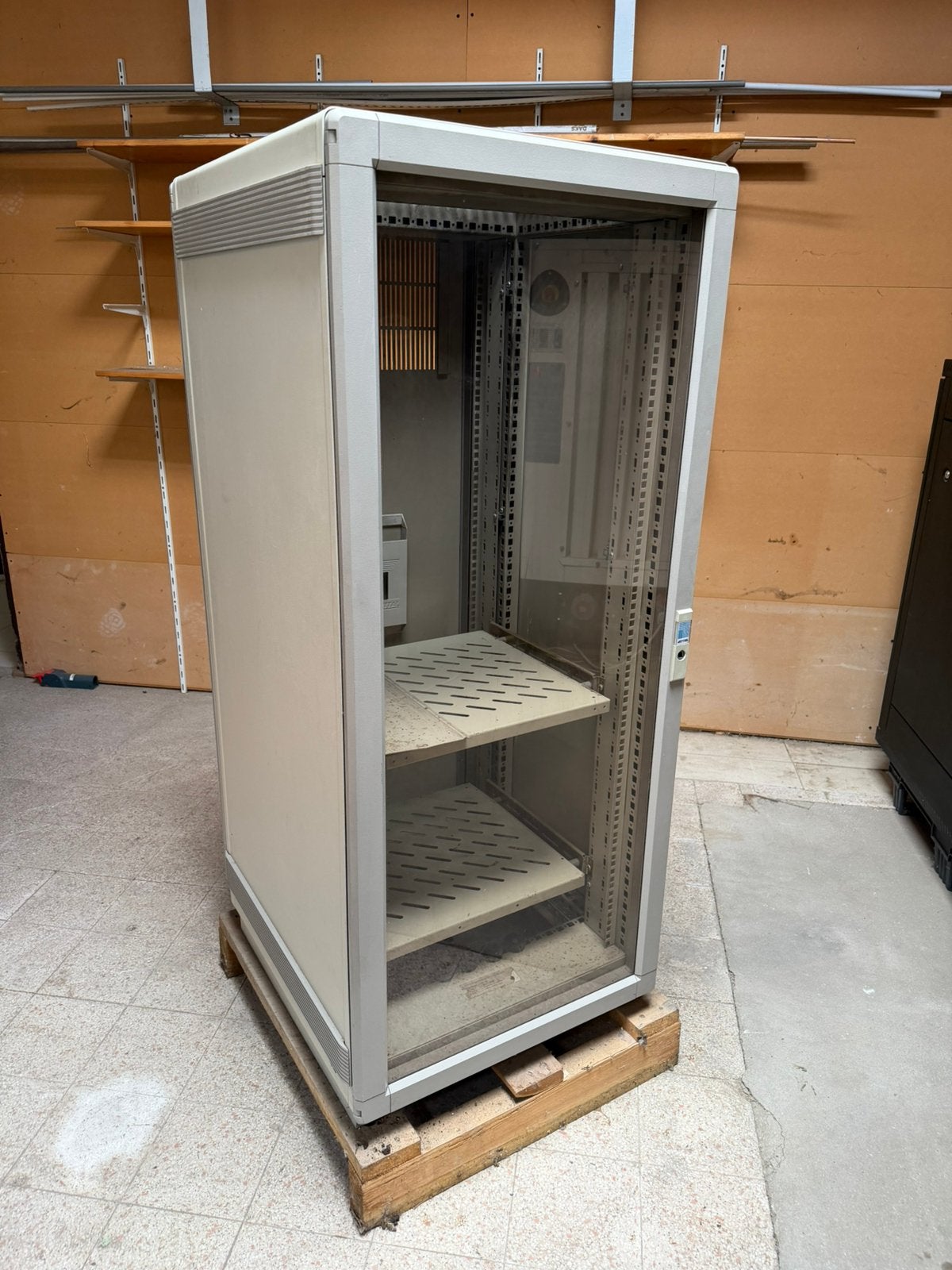 Rittal 19” Serverkast / Netwerkrack 27U – Plexi deur, Computers en Software, Serverkasten, Ophalen, Zo goed als nieuw, Glas, Plaatstaal