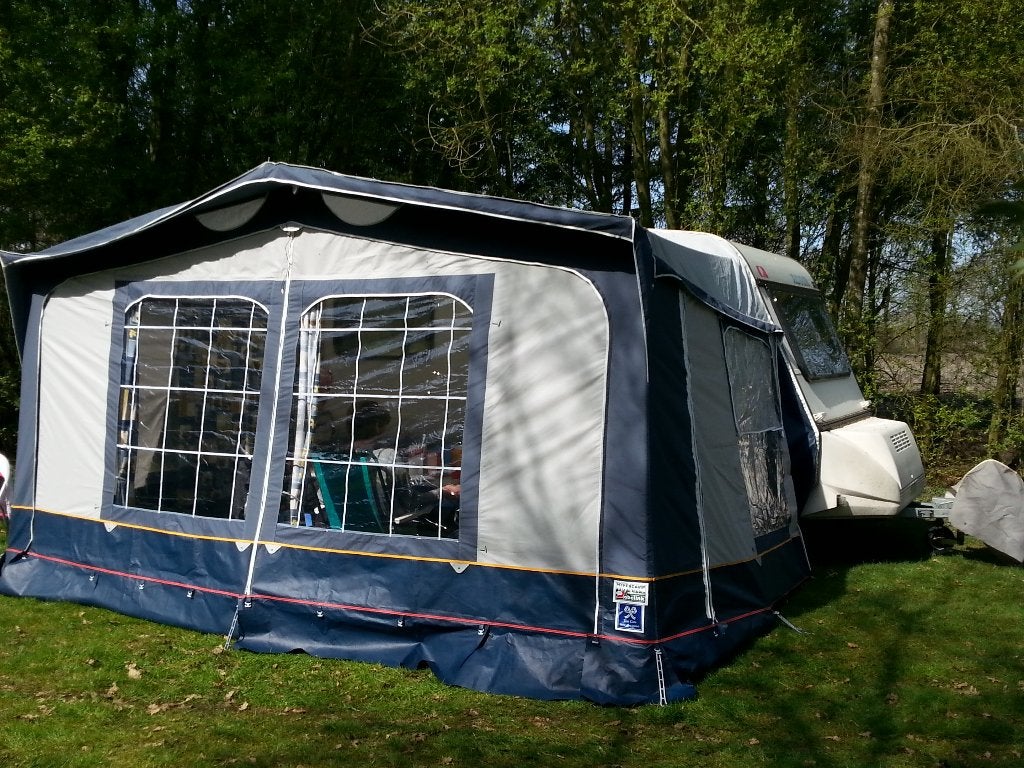Sfeervolle Adria caravan met luifel en voortent, Caravans en Kamperen, Caravans, Rondzit, Omvormbare zithoek, Particulier, Adria