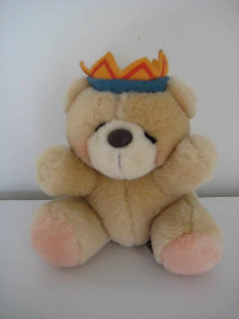Forever Friends zittend beertje 11 cm met oranje kroontje, Ophalen of Verzenden, Zo goed als nieuw, Stoffen beer, Forever Friends