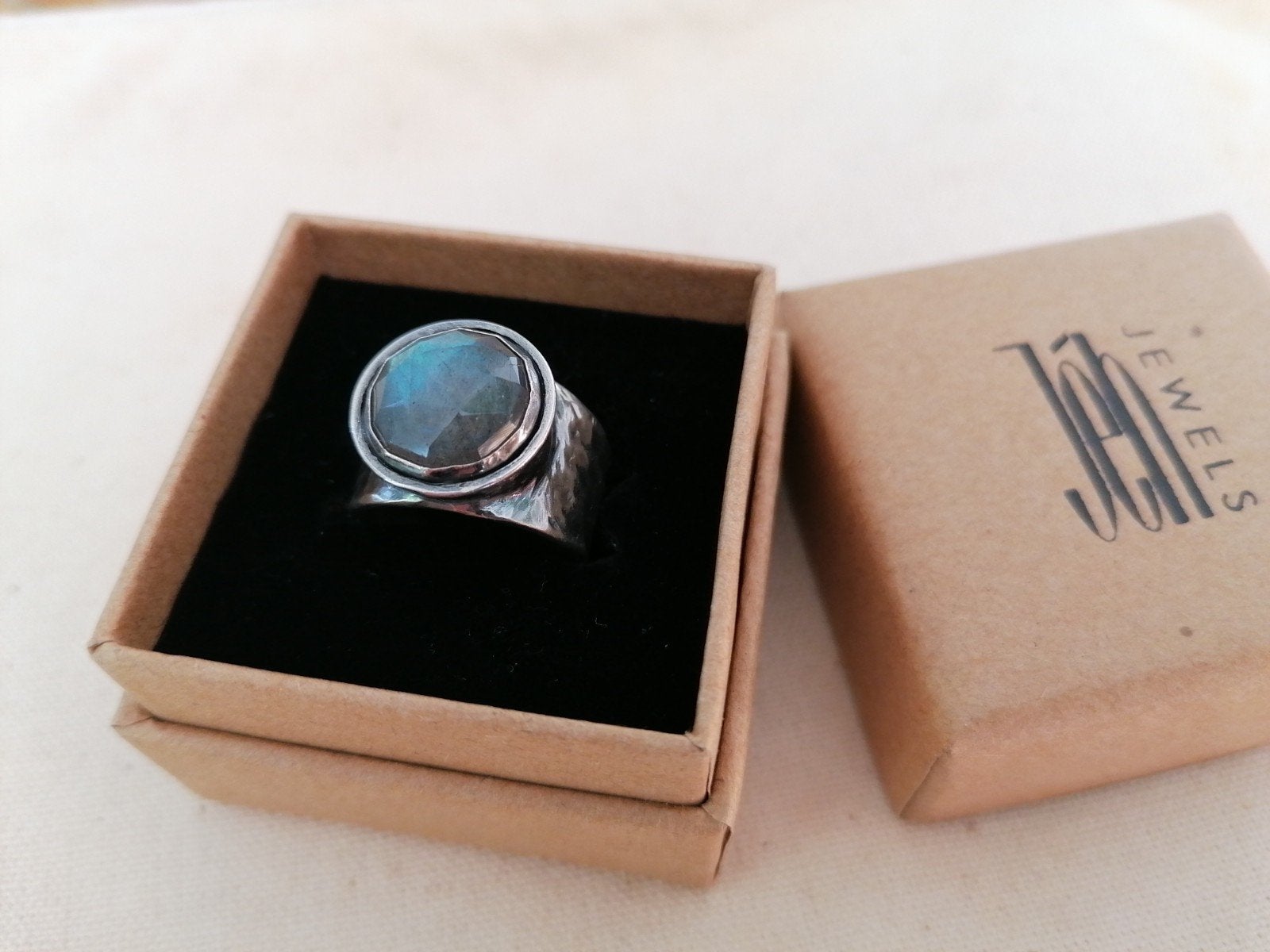 Nieuw Jeh Jewels ring zilver met labradoriet edelsteen, Sieraden, Tassen en Uiterlijk, Nieuw, Ophalen of Verzenden, Kleiner dan 17