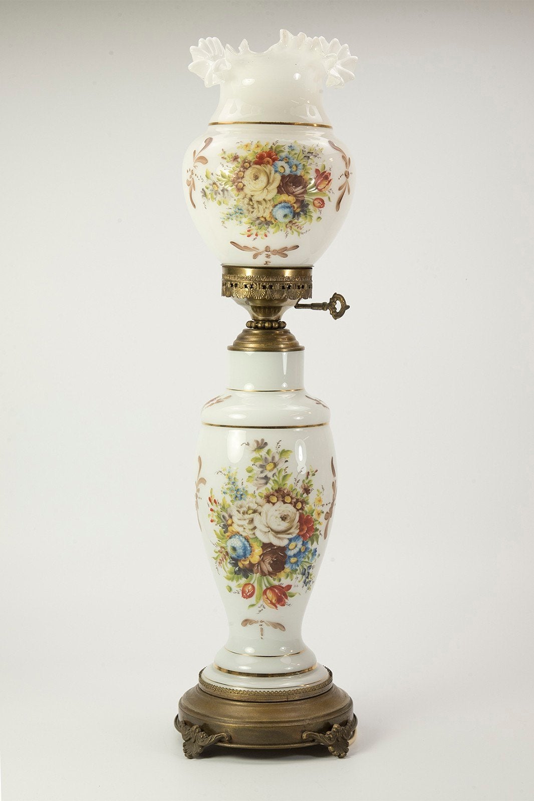 Antieke olielamp met bloemmotief en messing voet, Ophalen of Verzenden