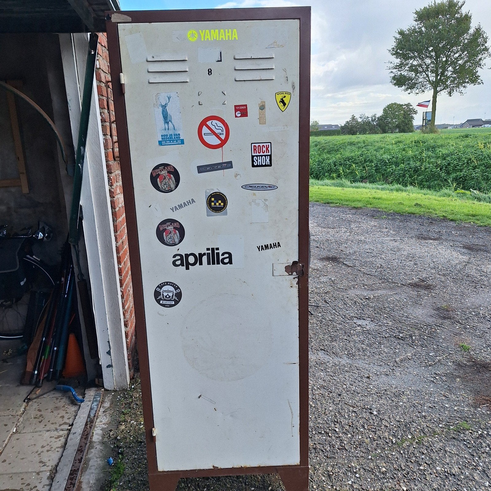 oude metalen locker, Ophalen
