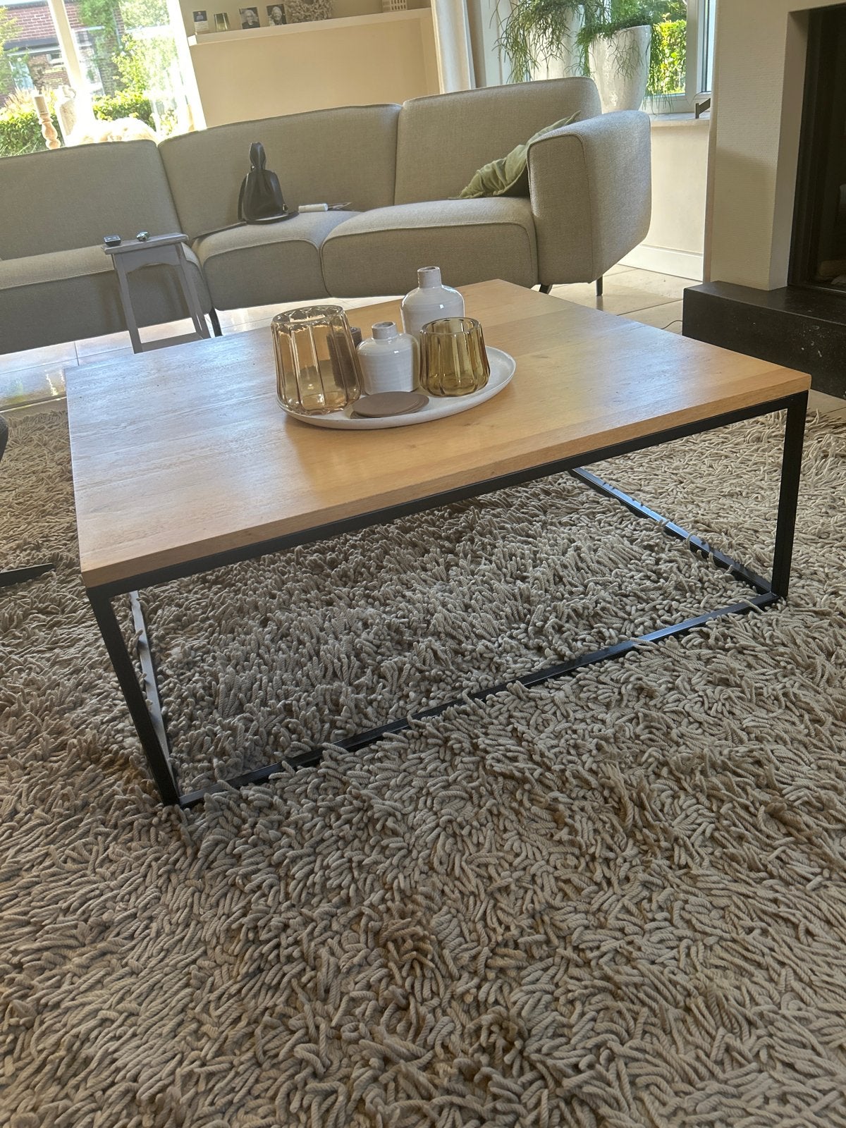 Salontafel met massief eiken blad en ijzeren frame, Ophalen, Gebruikt, 100 tot 150 cm, 5 – 50