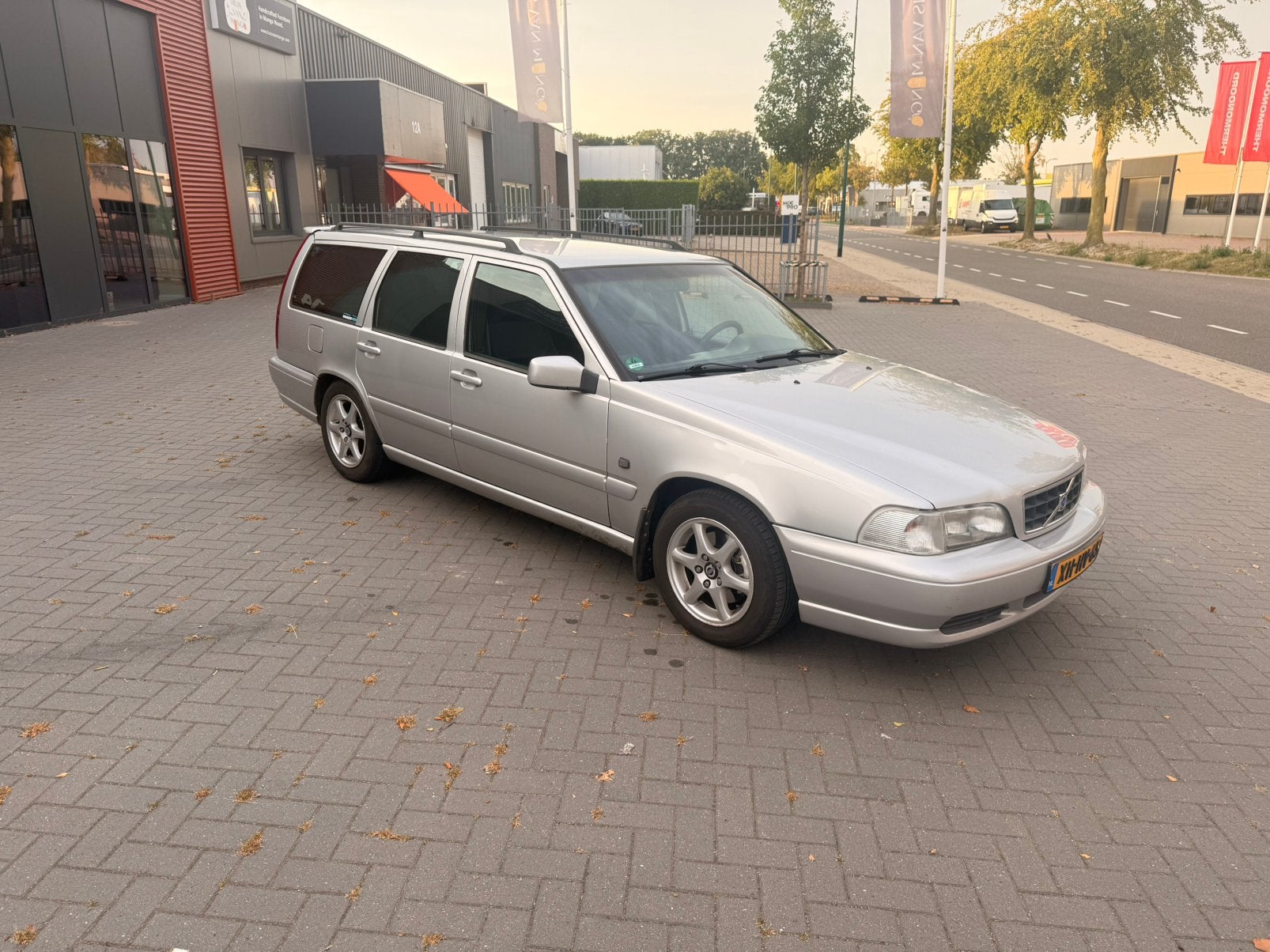 Volvo V70 2.5 1998 Grijs, Auto's, Volvo, Voorwielaandrijving, Stof, Zwart, 1434 kg