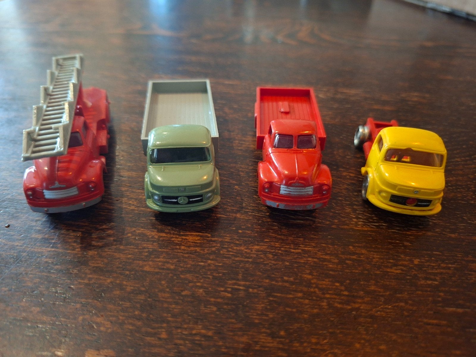 vintage speelgoed vrachtwagens van lego dodge en mercedes, Hobby en Vrije tijd, Modelauto's | 1:87, Ophalen of Verzenden, Zo goed als nieuw