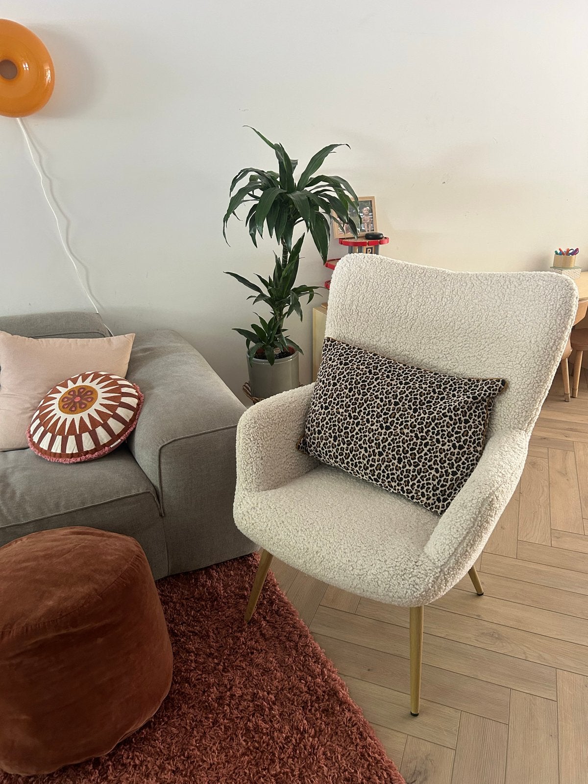 HUNDESTED Fauteuil off-white teddy/naturel eiken Jysk, Huis en Inrichting, Fauteuils, Ophalen, Gebruikt, 75 tot 100 cm, Stof