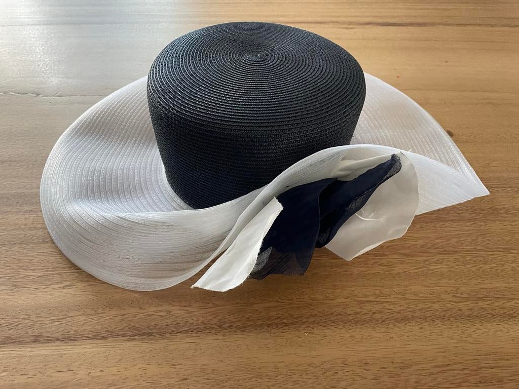 Elegante zwart-witte hoed met brede rand, Ophalen of Verzenden, Zo goed als nieuw, One size fits all, Hoed