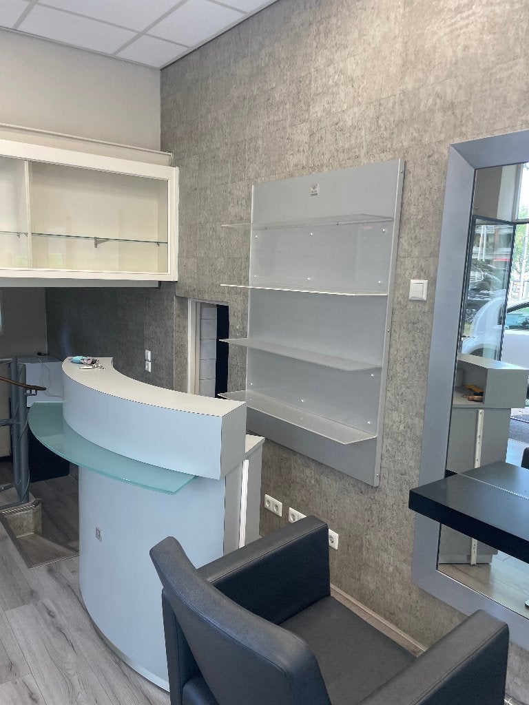 Interieur kapsalon voor 3 werkplekken., Ophalen
