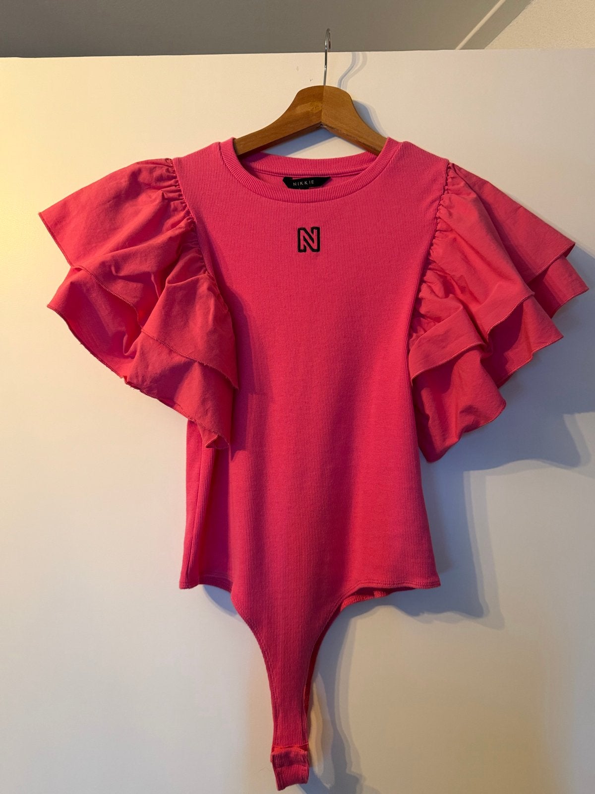 Nikkie body met ruche mouwen - Roze - Maat 36, Ophalen of Verzenden, Zo goed als nieuw, Korte mouw, Roze