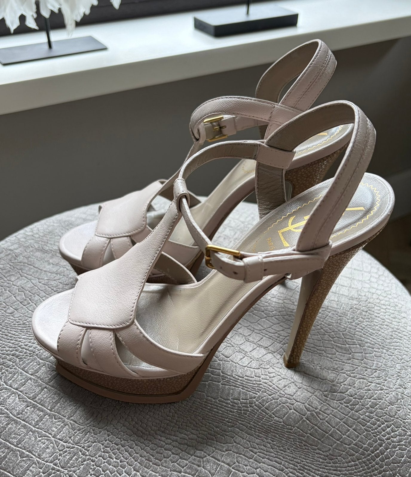 Ysl tribute pumps hakken sandalen beige 38, Beige, Zo goed als nieuw, Sandalen of Muiltjes, Ophalen of Verzenden