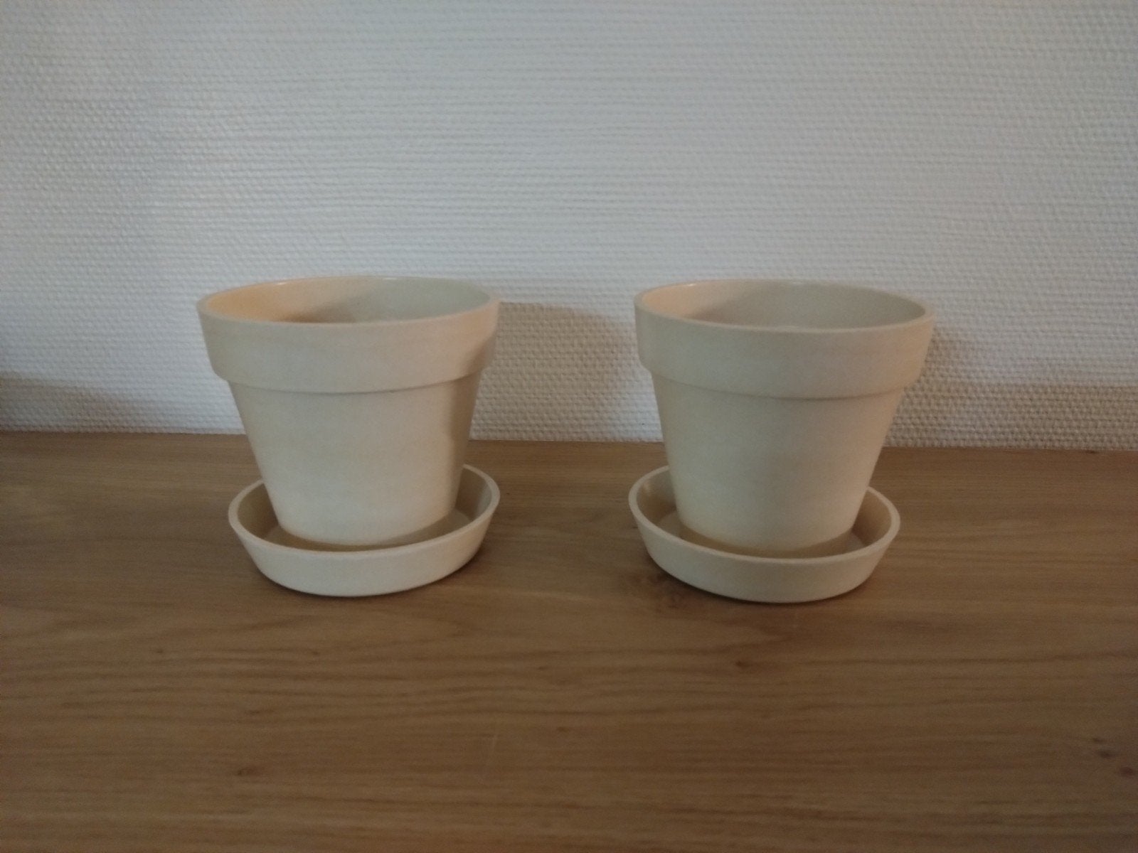 Twee plastic bloempot met schotels., Huis en Inrichting, Woonaccessoires | Kandelaars en Kaarsen, Ophalen of Verzenden