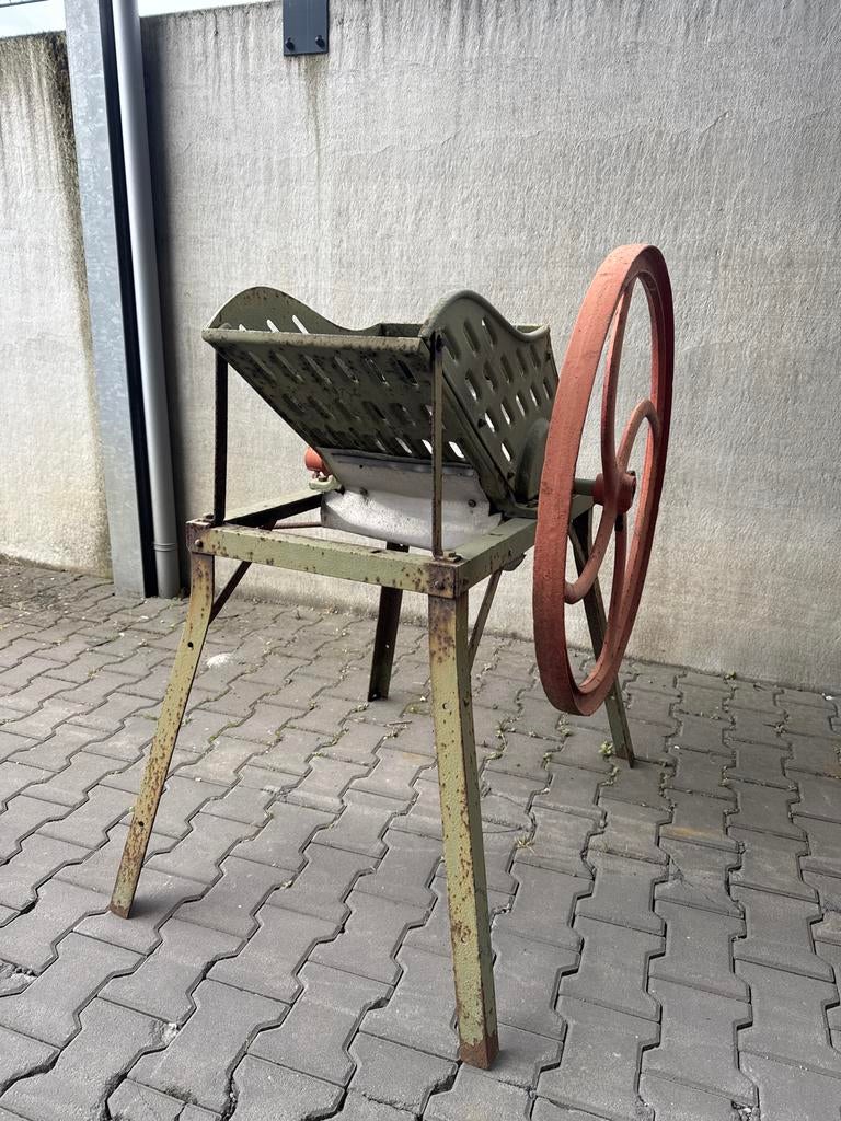 Antieke aardappelmolen bietenmolen Rapide tuindecoratie, Antiek en Kunst, Antiek | Gereedschap en Instrumenten, Ophalen