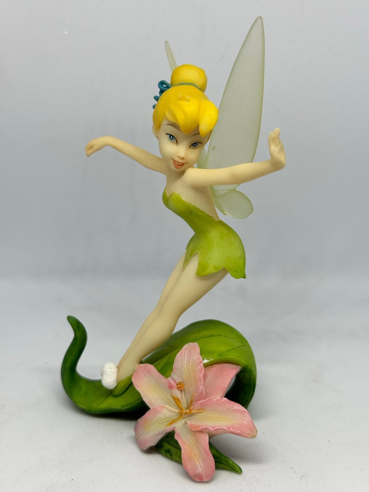 Disney Tinkerbell Beeldje op groen blad, Ophalen of Verzenden, Peter Pan of Pinokkio, Gebruikt, Beeldje of Figuurtje